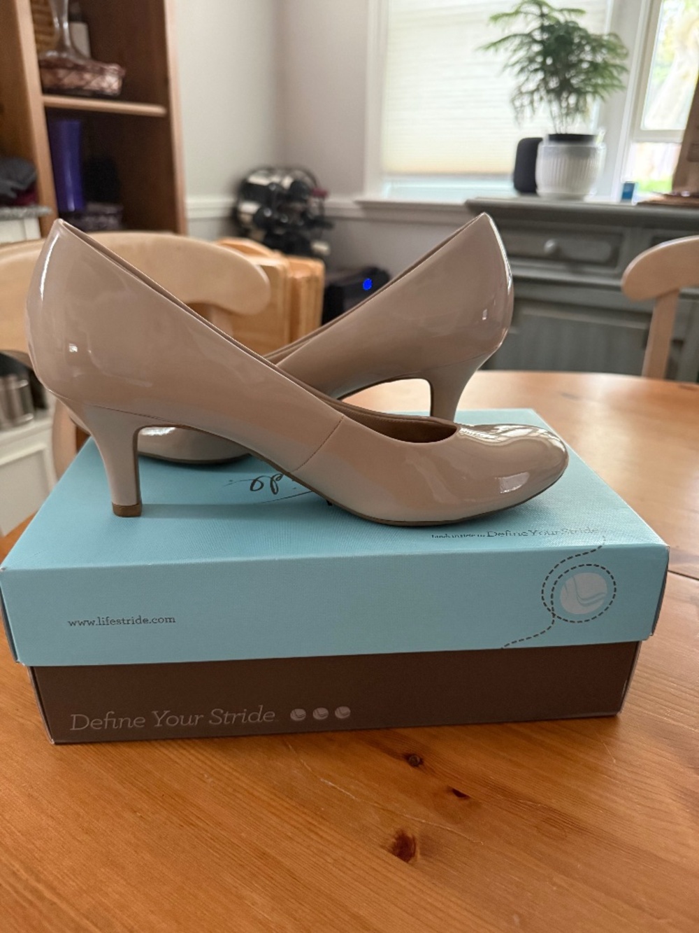 Life Stride Taupe Patent Leather Pumps - size 8.5